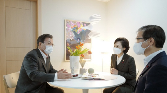 문재인(사진) 대통령이 11일 경기 화성시 LH 임대주택 100만호 기념단지인 동탄 공공임대주택에서 김현미 국토교통부 장관, 변창흠 국토부 장관 내정자와 함께 단층 세대 임대주택을 살펴본 뒤 대화하고 있다. <연합뉴스>